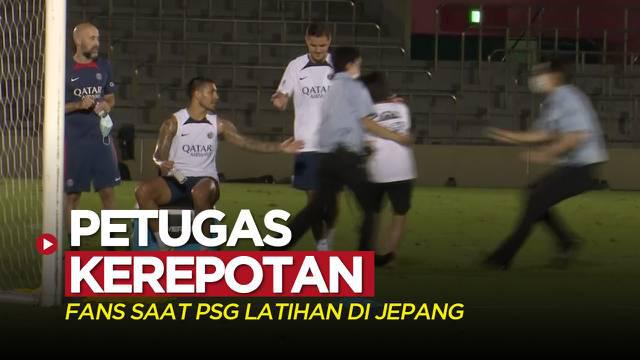 Berita video momen sejumlah fans merepotkan petugas keamanan saat PSG (Paris Saint-Germain) menjalani latihan terbuka di Tokyo, Jepang, Senin (18/7/2022).
