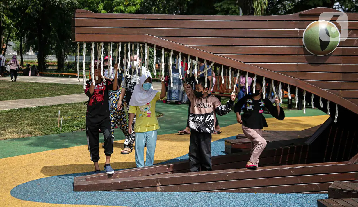 <p>Pengunjung bermain di area playground Tebet Eco Park, Jakarta, Selasa (10/5/2022). Warga memanfaatkan libur dengan bermain dan berolahraga di taman terbuka setelah pemerintah memperpanjang masa liburan sekolah hingga tanggal 11 Mei 2022. (Liputan6.com/Faizal Fanani)</p>