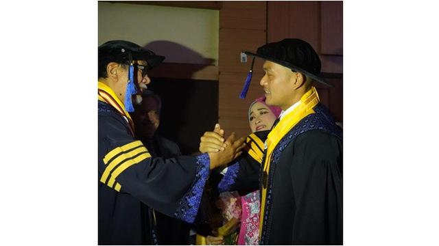 6 Potret Wisuda Deddy Mizwar Dapat Gelar Doktor di Unpad, Jadi Wisudawan Tertua