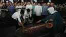 Jokowi tampak melakukan tabur bunga di makam mantan Presiden RI ke-4, KH Abdurrahman Wahid atau yang akrab disapa Gus Dur (Liputan6.com/Herman Zakharia) 