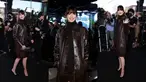 Foto kolase saat Anne Hathaway saat menghadiri Michael Kors Collection Spring/Summer 2023 Runway Show di New York City, Amerika Serikat, 14 September 2022. Lewat penampilan terbarunya, Anne Hathaway kembali mengingatkan publik akan karakter ikonik yang diperankannya di film The Devil Wears Prada. (Jamie McCarthy/Dimitrios Kambouris/AFP)