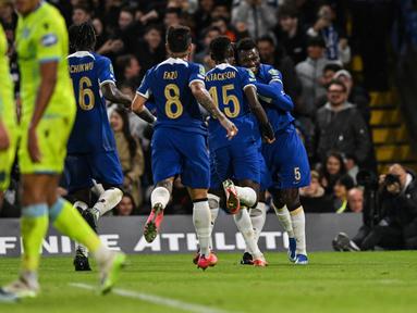 Bek Chelsea #05 Benoit Badiashile (kanan) merayakan bersama rekan satu timnya setelah mencetak gol ke gawang Blackburn Rovers pada laga 16 besar yang berlangsung di Stamford Bridge, Kamis (2/11/2023) dini hari WIB. (Glyn KIRK / AFP)