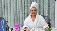 Mayangsari tampil santai dengan balutan mantel putih yang menuai pujian warganet (Dok.Instagram/@mayangsaritrihatmodjoreal/https://www.instagram.com/p/CEswLsBAn6r/Komarudin)