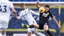 Striker Leeds United, Patrick Bamford, berebut bola dengan pemain Burnley, James Tarkowski, pada laga Liga Inggris di Stadion Elland Road, Minggu (27/12/2020). Leeds United menang dengan skor 1-0. (Oli Scarff/Pool via AP)