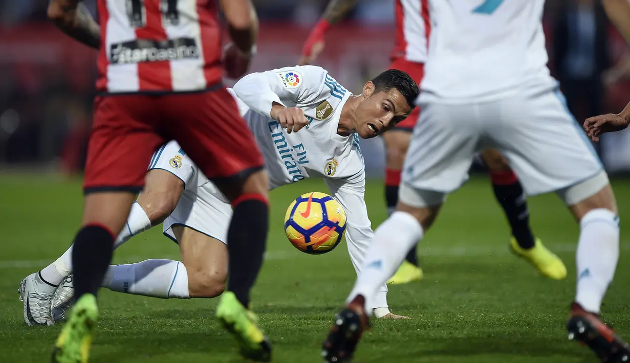 Pemain Real Madrid, Cristiano Ronaldo terjatuh saat berebut bola dengan pemain Girona pada lanjutan La Liga Santander di Municipal de Montilivi stadium, Girona , (29/10/2017). Madrid kalah 1-2. (AFP/Josep Lago)