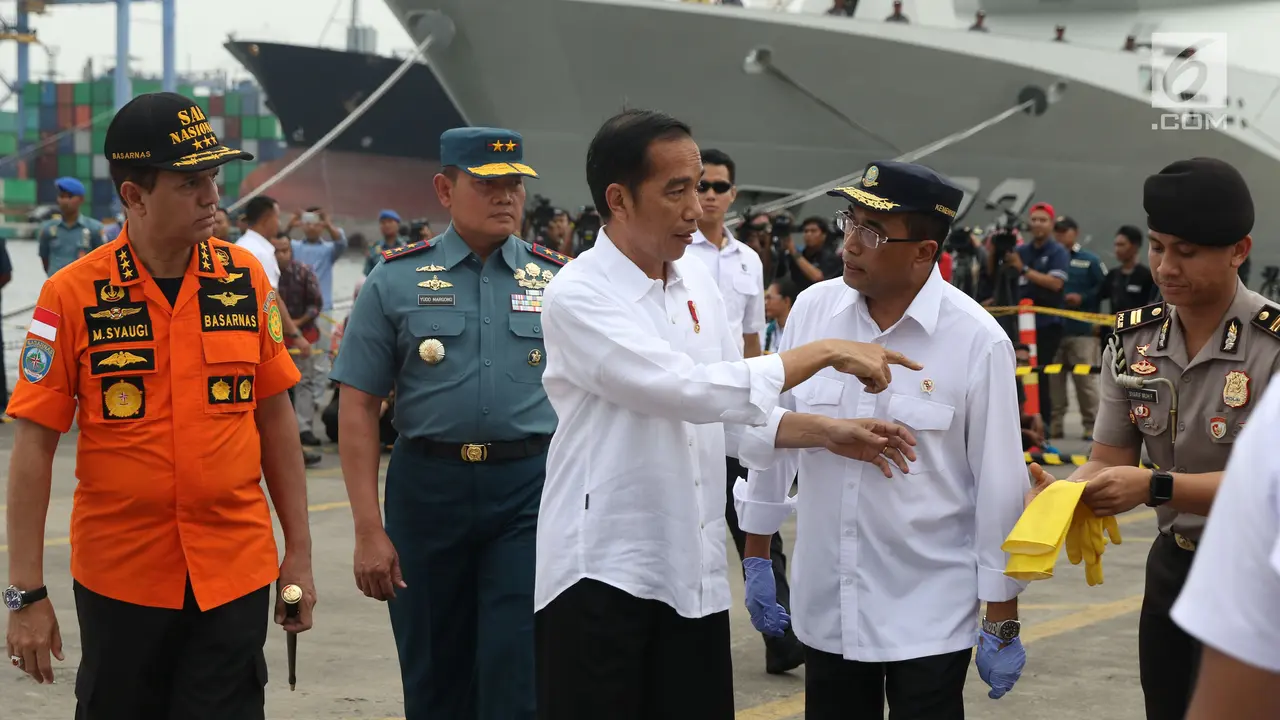 Bersama Kabasarnas dan Menhub, Jokowi Tinjau Temuan Barang Penumpang JT 610