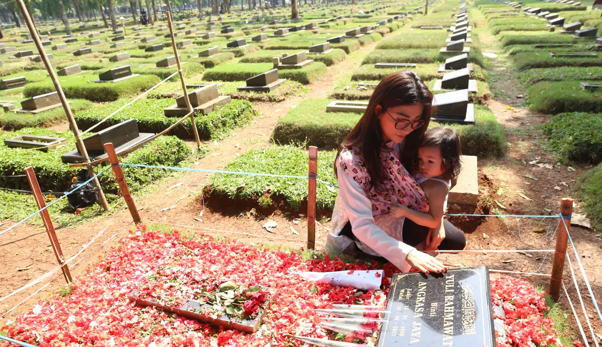 Dikatakan juga oleh Sarwendah bahwa selama sakit Jupe seringkali ingin bertemu dengan Thalia. Jika tak bisa bertemu langsung, Thalia dan Jupe hanya berkomunikasi lewat video call. (Nurwahyunan/Bintang.com)