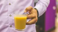 Cara Anda Pegang Gelas Bisa Ungkap Kepribadian, Cek Maknanya di Sini (Photo Санжар Саиткулов: https://www.pexels.com/photo/person-holding-mug-filled-with-juice-1420044)