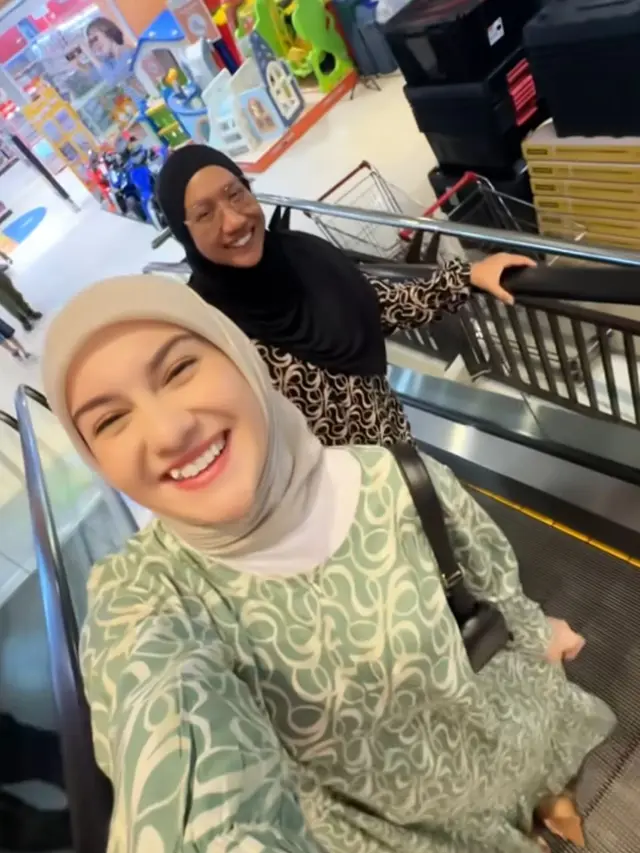 Irish Bella Buktikan Daster Bisa Stylish untuk Berpergian (Instagram/@_irishbella_)