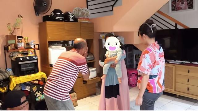 8 Potret Mertua Indah Permatasari Datang ke Jakarta, Diajak Lihat Rumah Baru