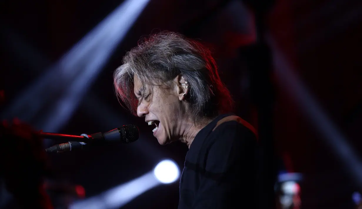 Beberapa lagu hitnya, Fariz seperti 'Sakura’, ‘Barcelona’, dengan luar biasa dan diikuti oleh para penonton yang kebanyakan generasi lawas. (Andy Masela/Bintang.com)