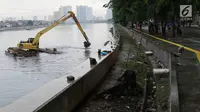 Petugas menggunakan alat berat mengeruk endapan lumpur di Danau Sunter, Jakarta. Rabu (20/12). Pengerukan dilakukan sebagai langkah antisipasi banjir seiring datangnya musim hujan. (Liputan6.com/Immanuel Antonius)