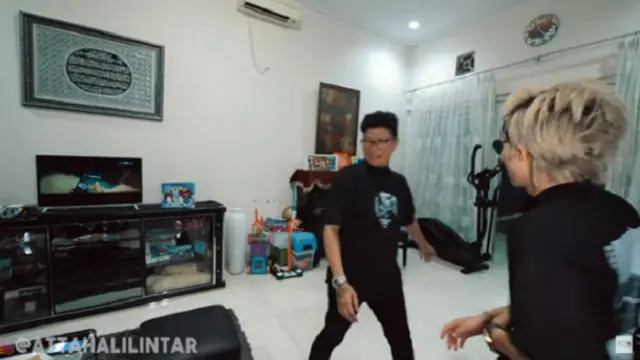 Banyak berisi perabotan. (Youtube/Atta Halilintar)