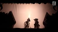 Pagelaran wayang kulit sedang dimainkan oleh siswa siswi di Jakarta Intercultural School (JIS) Elementary, Jakarta, Kamis (2/11). Kegiatan ini menyambut Hari Wayang Dunia yang jatuh pada 7 November 2017. (Liputan6.com/Fery Pradolo)