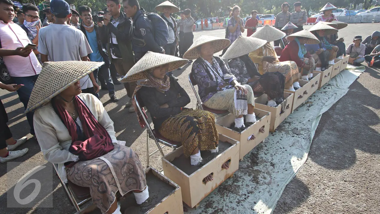 20160412- Sembilan Wanita Semen Kaki di Depan Istana Negara-Jakarta- Immanuel Antonius