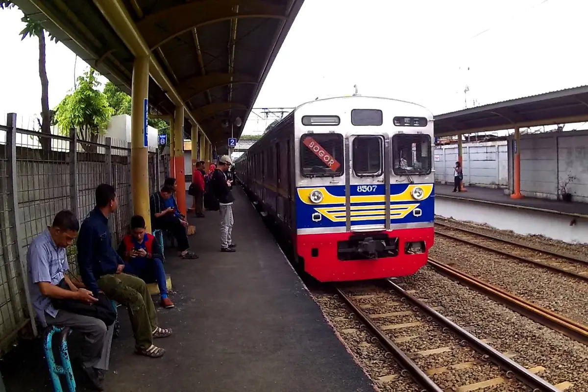 [Bintang] Hari Pahlawan 10 November dan Mengheningkan Cipta di Stasiun