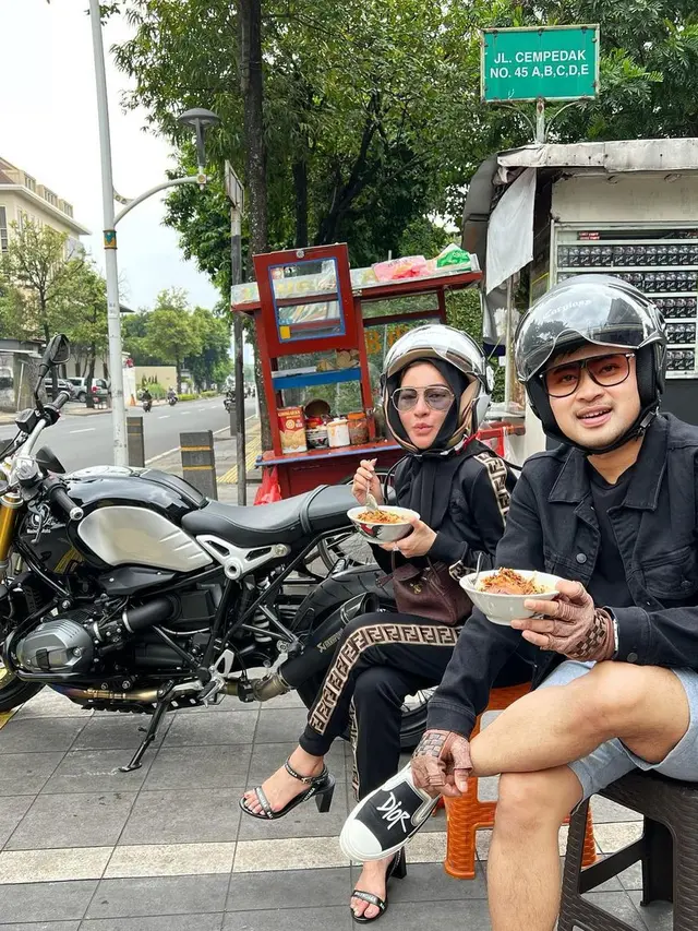 Biasa Glamor, Ini 6 Potret Shandy Istri Crazy Rich Malang Tampil Sederhana