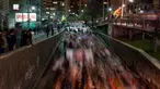 Sejumlah orang turun ke jalan untuk menggelar demonstrasi anti-aborsi di La Paz, Bolivia (23/5). Mereka melakukan demonstrasi untuk untuk menentang praktek aborsi serta menolak RUU legalisasi aborsi. (AP Photo / Juan Karita)