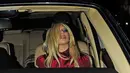 Penyanyi nyetrik Lady Gaga dengan menggunakan blus berwarna merah berada di dalam mobil usai membeli 4 kaleng bir di sebuah toko di London, Inggris. (Dailymail)