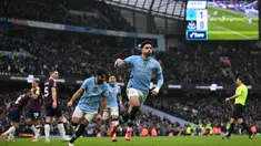 Pemain Manchester City, Omar Marmoush merayakan golnya ke gawang Newcastle United dalam laga lanjutan Liga Inggris 2024/2025 di Etihad Stadium, Manchester, Inggris, Sabtu (15/02/2025) waktu setempat. (AFP/Oli Scarff)
