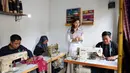 Keakraban dan komunikasi hangat antara Sinta dan para penjahit menjadi kekuatan brand ini. Di tengah rutinitas produksi, ada ruang tumbuh bersama, saling percaya, dan saling menguatkan. (Foto:Dok.BRI)