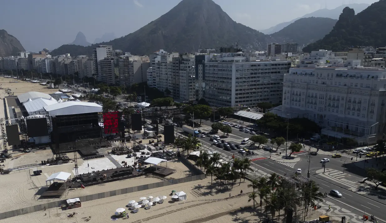 Ikon pop Madonna akan melengkapi tur besarnya yang bertajuk 'Celebration' dengan pertunjukan besar dan gratis di Pantai Copacabana, Rio de Janeiro. (AP Photo/Bruna Prado)