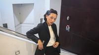 Asmara Abigail jadi aktris utama pentas Placebo persembahan Stock Teater, ditemui di sela-sela latihan di kawasan Pejaten, Jakarta Selatan, Senin (26/8/2024). (Foto: Liputan6.com/Angga Yuniar)
