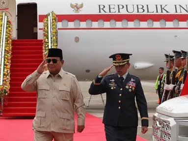 Presiden Republik Indonesia, Prabowo Subianto (kiri) memberi hormat kepada pasukan kehormatan saat tiba di Bandara Internasional Mactan-Cebu menjelang kedatangannya pada Konferensi Tingkat Tinggi (KTT) ke-48 Perhimpunan Bangsa-Bangsa Asia Tenggara (ASEAN) di Cebu, Filipina, Kamis 7 Mei 2026. (Jacqueline Hernandez/POOL/AFP)