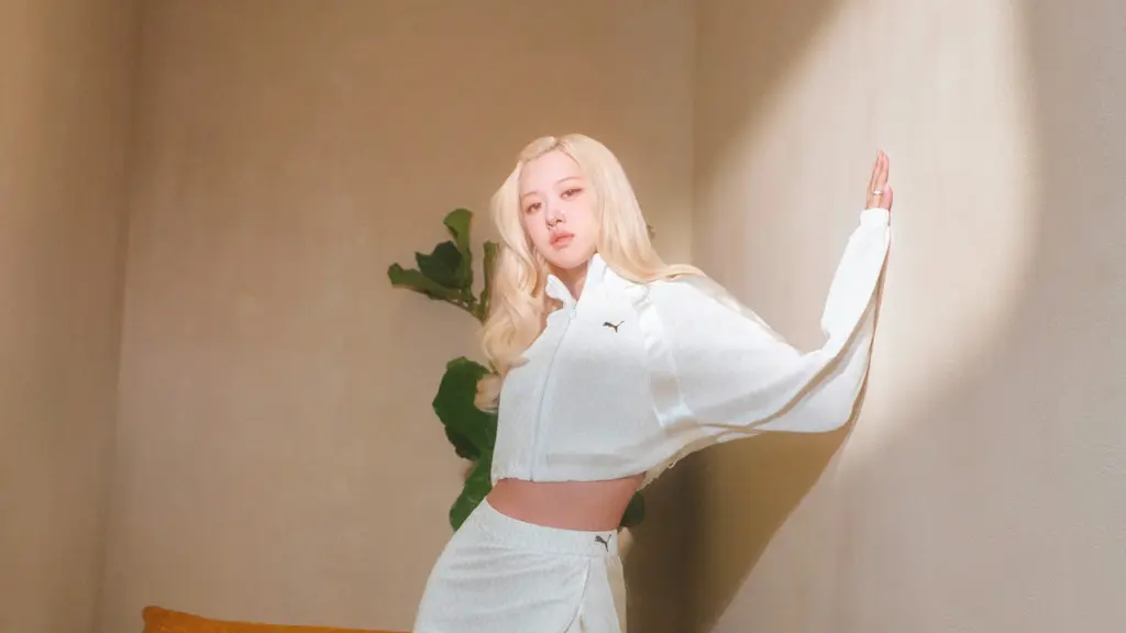 ROSÉ BLACKPINK kembali menjadi inspirasi fashion lewat tampilan terbarunya bersama PUMA Speedcat Mule (foto/dok : puma)