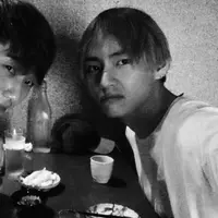 Seperti diketahui V BTS dan Park Seo Joon memang bersahabat sejak lama. Keduanya menjalin persahabatan setelah mereka bermain dalam drama Hwarang. (Foto: Soompi.com)