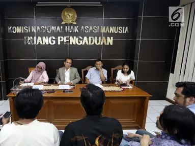 Suasana saat Ketua Komnas HAM Nur Kholis (kedua kiri) menerima pengaduan dari 100 jurnalis yang tergabung dalam Forum Pekerja Media PT Media Nusantara Informasi atau Koran Sindo, di Jakarta, Senin (7/8). (Liputan6.com/Johan Tallo)