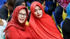 Politisi yang terjerat kasus korupsi, Angelina Sondakh dan Dewi Yasin Limpo saat acara sosialisasi Empat Pilar di Rutan Pondok Bambu, Jakarta, (27/5). Mengenakan pakaian serba merah, keduanya mendengarkan pemaparan Ketua MPR RI (Liputan6.com/Yoppy Renato)