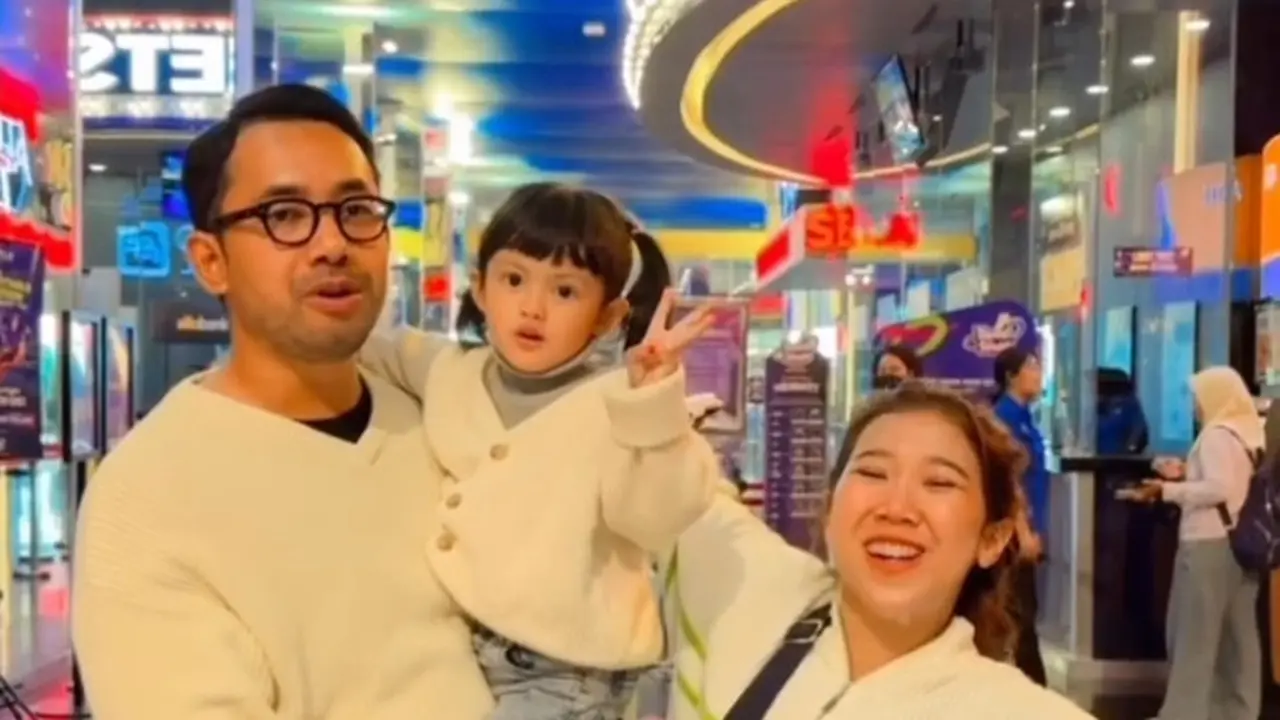 Potret Lucu Aisya Anak Kiky Saputri, Kebersamaan Keduanya Tuai Sorotan Publik