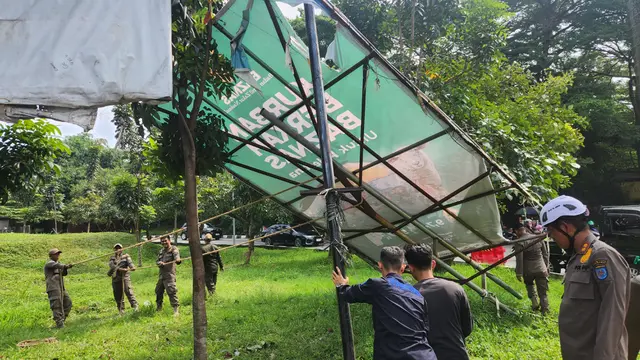 Satpol PP Kota Depok menertibkan bangunan liar dan eks posko ormas di lahan fasus fasum GDC, Depok.