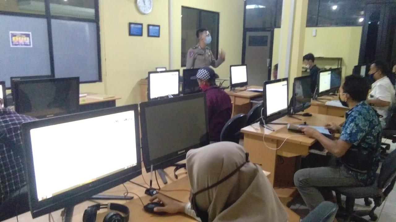Layanan SIM di Satlantas Polres Kota (Polresta) Tangerang. (Liputan6.com/Pramita Tristiawati)