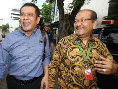 Bupati Nganjuk, Taufiqurrahman (kiri) usai menjalani pemeriksaan di KPK, Jakarta, Selasa (24/1). Taufiqurrahman mengaku diperiksa KPK selama 5 jam. (Liputan6.com/Helmi Afandi)