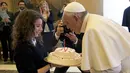 Paus Fransiskus meniup lilin kue ulang tahunnya yang diberikan oleh seorang anggota Italian Catholic Action saat ulang tahun ke-79 tahun di Vatikan, Kamis (17/12/2015). (REUTERS/Osservatore Romano)