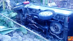Citrizen6, Trenggalek: Diduga sopir mengantuk, mobil bak terbuka terguling di jalan Trenggalek Ponorogo. Tepatnya di Desa Jambu, Kecamatan Tugu, Kabupaten Trenggalek, Kamis (14/7). (Pengirim: Hery Susanto)