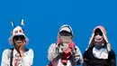 Sejumlah penonton dari Jepang saat menyaksikan petenis dari negaranya Go Soeda bertanding pada putaran pertama melawan petenis Tunisia Malek Jaziri di Australian Open 2017 di Melbourne, Australia (16/1). (AP Photo / Kin Cheung)