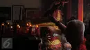 Umat Tionghoa membakar kertas hio jelang melakukan sembahyang saat Tahun Baru Imlek 2567 di dalam Vihara Dhanagun, Bogor, Senin (8/2/2016). Dhanagun merupakan vihara tertua yang ada di Kota Bogor, Jawa Barat. (Liputan6.com/Helmi Fithriansyah)