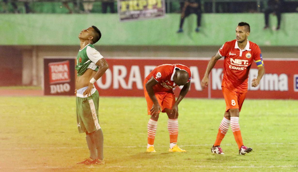 Manahati Lestusen (kiri) terlihat sedih setelah PS TNI Kalah dari Persija Jakarta. Gol Persija dicetak Raphael Maitimo (kanan) pada lanjutan Grup D Piala Jenderal Sudirman di Stadion Manahan, Solo, Selasa (15/12/2015). (Bola.com/Nicklas Hanoatubun)