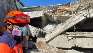 Tim terus melakukan upaya-upaya pencarian dan penyelamatan korban dengan menggali celah di antara puing-puing bangunan maupun membuat lubang untuk akses evakuasi. (AP Photo/Trisnadi)