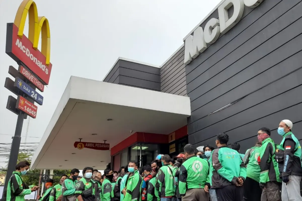 Antrean BTS Meal Membludak, Polisi dan Satgas Covid-19 di Serang Turun Tangan
