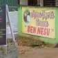 6 Spanduk Ayam Geprek Ini Kelewat Unik, Pembeli Tepuk Jidat (1cak)