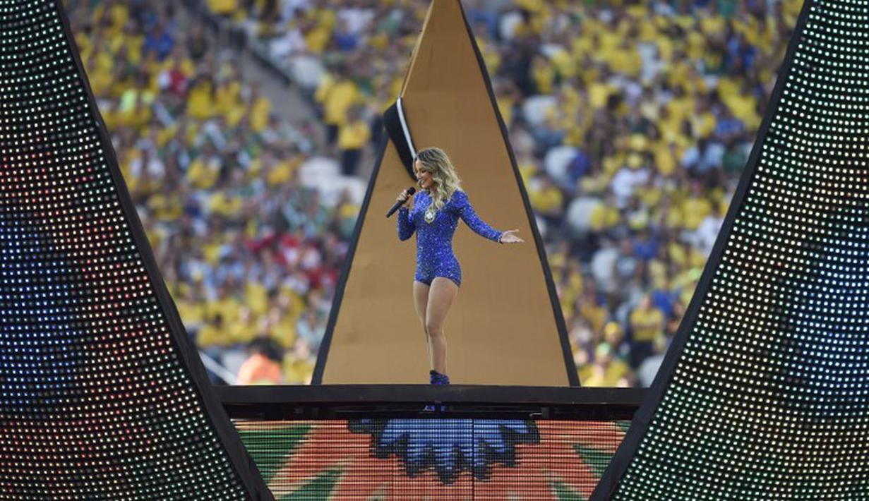 Penyanyi pop Brasil, Claudia Leitte, ikut menyumbangkan suara emasnya pada upacara pembukaan Piala Dunia 2014 di Corinthians Arena, Sao Paolo, Brasil, (13/6/2014). (AFP PHOTO/Dimitar Dilkoff)