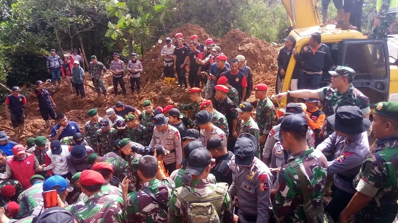 Petugas menemukan korban longsor di Kecamatan Cijeruk, Bogor (Liputan6.com/Achmad Sudarno)