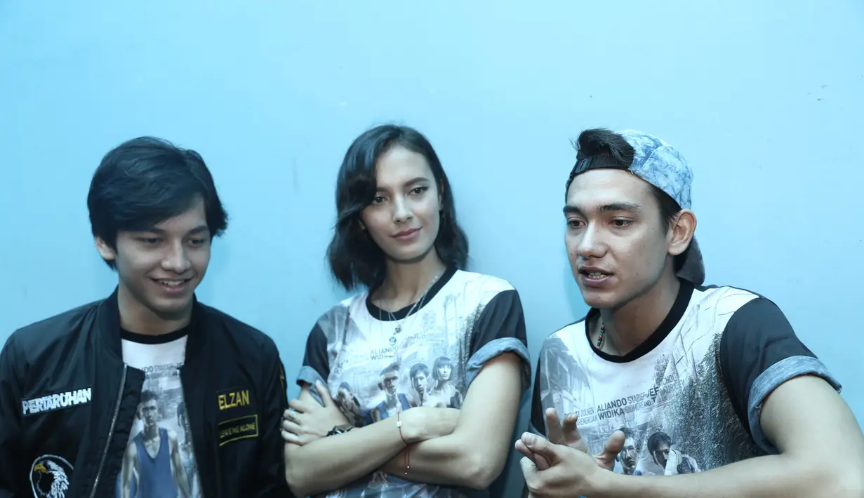 "Kita dilihatin sebenarnya di pinggir jalan sih, kan kita naik mobil bak dan bikin macet. Ada yang naik motor berhenti cuma pada lihatin kita pakai kolor doang," papar Nichol. (Galih W. Satria/Bintang.com)