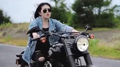 Dengan outfit hitam dibalut outer denim, gaya Via Vallen saat naik motor gede atau mode sukses bikin penggemar terpesona. (Liputan6.com/YouTube/Via Vallen)