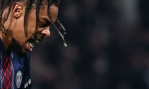 PSG sempat menipiskan kedudukan lewat Bradley Barcola pada menit ke-71 namun mereka malah kembali kebobolan dua menit kemudian melalui Folarin Balogun. (AFP/Franck Fife)