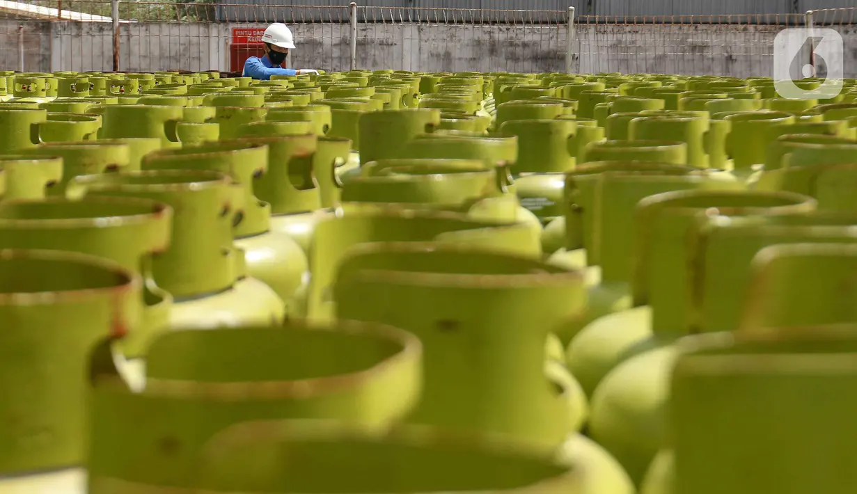 Aktivitas pekerja melakukan pengecekan tabung Liquefied Petroleum Gas (LPG) 3 kg di di Stasiun Pengisian Bahan Bakar Elpiji (SPBE) PT Sriwijaya Bumi Sejahtera, Palembang, Sumatera Selatan, Selasa (10/9/2024). (Liputan6.com/Herman Zakharia)